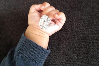 Kim-Kardashian-Tweets-a-pictures-of-North-and-her-engagement-ring.jpg